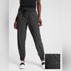 Athleta Camden jogger pants size 2 zip pockets black moire pattern